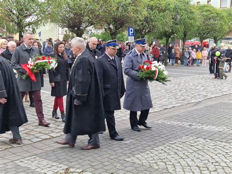 Zdjęcie z uroczystego złożenia kwiatów pod tablicą pamiątkową przez delegacje OSP i PSP