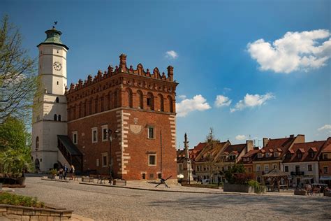 Zdjęcie z otwarcia zmodernizowanego zbiornika na ścieki w Sandomierzu z udziałem władz miasta i przedstawicieli WFOŚ