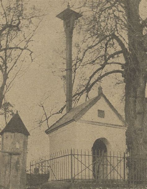 Kapliczka św. Huberta z końca XIX wieku znajdująca się na terenie zespołu pałacowego