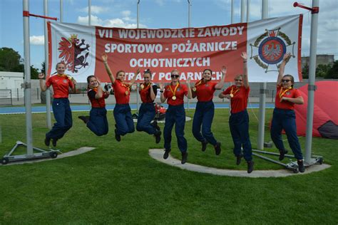 Zdjęcie kobiecej drużyny OSP Łążyn podczas rywalizacji na torze przeszkód