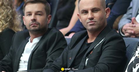 zdjęcie prowadzących program Ostre Cięcie - Andrzeja Wierzbickiego i Tomasza Schmidta w trakcie pracy w salonie fryzjerskim
