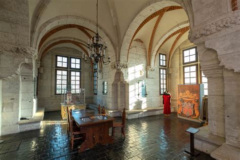 Wnętrze wieży kościelnej w Kobułtach z wystawą pamiątek