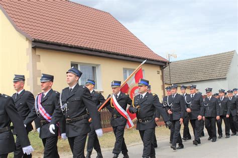 Archiwalna fotografia druhów z OSP Bnin w strojach galowych lub cywilnych