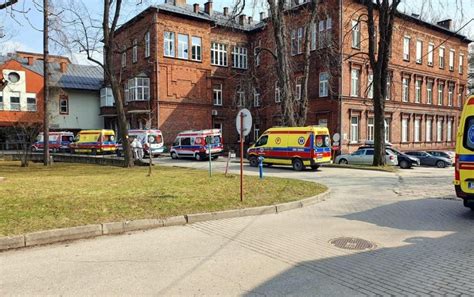 Tematyczne zdjęcie strażaków i karetek przed szpitalem