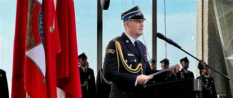 Scena użycia flagi OSP podczas ceremonii lub uroczystości