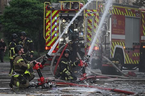 Strażacy gaszący pożar w zimowych warunkach, z użyciem podnośnika i oświetlenia