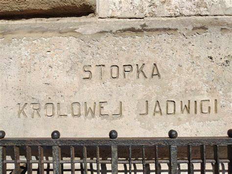 Zdjęcie cudownego kamienia ze śladem stopy i źródełka w Knorydach