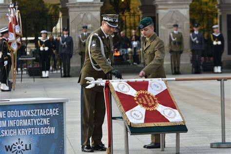Zdjęcie przedstawiające ceremonię wbicia gwoździ w sztandar OSP