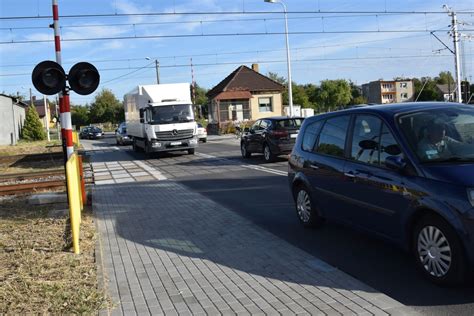Zdjęcie dużego zadymienia z budynku przy ulicy Kolejowej i widocznych służb ratunkowych