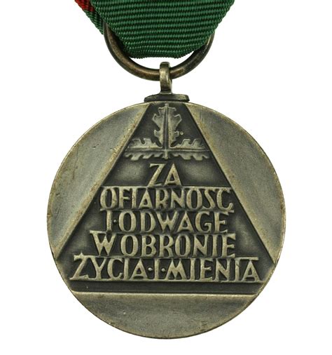 Strażak odbierający medal za odwagę