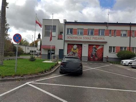 Samochód osobowy zablokował wyjazd wozu strażackiego