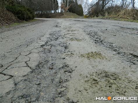 Zdjęcie zniszczonej nawierzchni boiska oraz uszkodzonego budynku technicznego Orlika