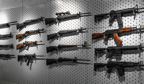 Kolekcja nielegalnej broni palnej i amunicji zabezpieczona przez policję