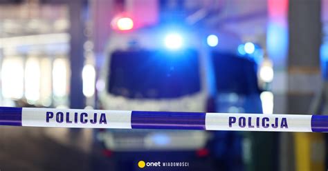Zdjęcie przedstawiające policyjne taśmy lub budynek mieszkalny w kontekście dochodzenia