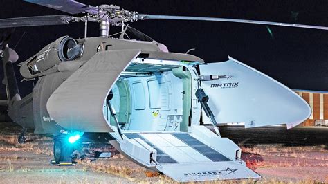 Schemat przedstawiający współpracę śmigłowców OPV Black Hawk i bezzałogowych U-Hawków z naziemnymi UGV
