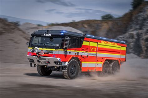 Fotografia przedstawiająca nowoczesny samochód strażacki Tatra Force w akcji