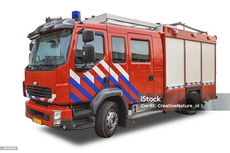 Wóz strażacki na miejscu pożaru, zdjęcie policyjne z oględzin miejsca zdarzenia