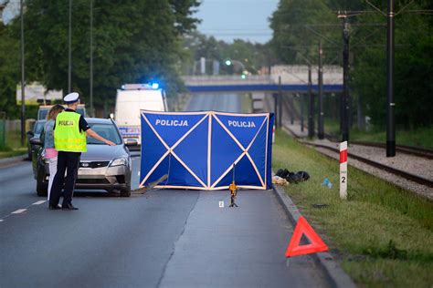 Zdjęcie przedstawiające aktualny stan pogorzeliska lub jednego ze składowisk w Zgierzu, z widocznym zanieczyszczeniem