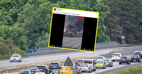 zdjęcie płonącego autotransportera na autostradzie