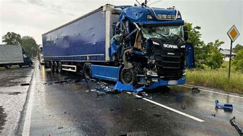 zdjęcie dymiących wraków ciężarówek na autostradzie A38