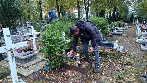Zdjęcie pięciu sąsiadujących grobów dziewcząt na cmentarzu w Koszalinie, z kwiatami i aniołami