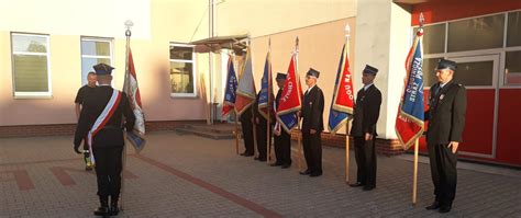 Zdjęcie przedstawiające paradę pocztów sztandarowych i orkiestrę dętą podczas obchodów 100-lecia OSP.