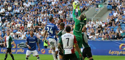 Zdjęcie przedstawiające mglistą atmosferę na stadionie ENEA przed meczem Lech Poznań - Legia Warszawa