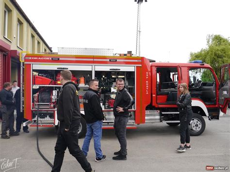 Fotografia przedstawiająca akcję strażacką z wozem strażackim