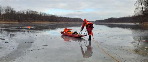 strażacy podczas ćwiczeń z ratowania topielca na jeziorze