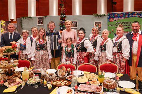 Zdjęcie Koła Gospodyń Wiejskich w Krzemieniu podczas serwowania poczęstunku.
