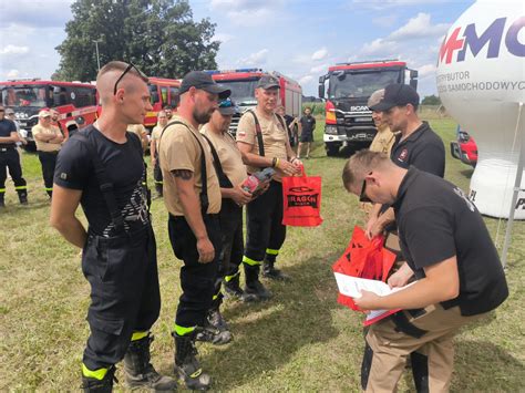zdjęcie aktualnego składu OSP Krzyż Wielkopolski z nowoczesnymi wozami strażackimi