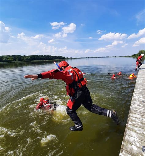 Schemat przedstawiający techniki ewakuacji osoby tonącej z wody