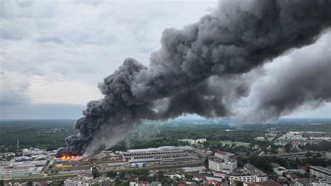 Gęsta chmura czarnego dymu nad Gliwicami widoczna z daleka