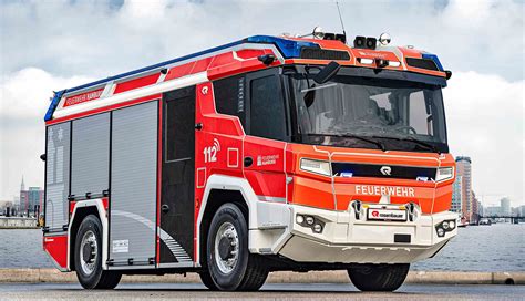 Zestawienie historycznego wozu strażackiego z nowoczesnym pojazdem typu Rosenbauer RT lub Falcon 8x8