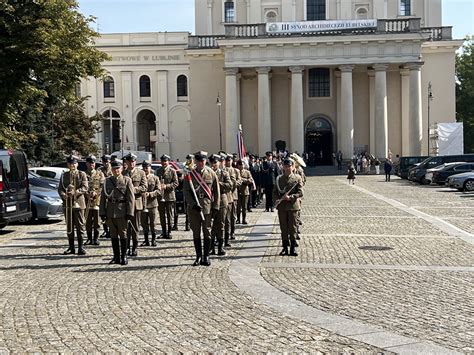Uroczysty przemarsz pocztów sztandarowych OSP Dukla podczas obchodów 130-lecia