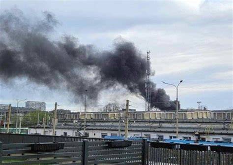 Tematyczne zdjęcie gęstego, czarnego dymu unoszącego się nad bazarem