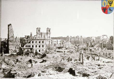 Zdjęcie ruin lub zgliszcz po pożarze bazarku