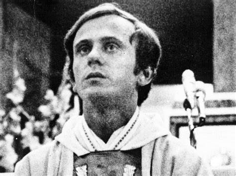 Zdjęcie przedstawiające ks. Jerzego Popiełuszkę lub symbolikę z nim związaną