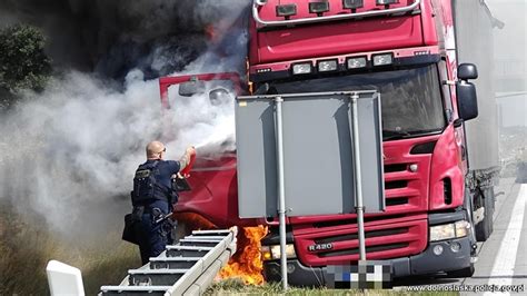 Zniszczona przez pożar ciężarówka na poboczu autostrady A4
