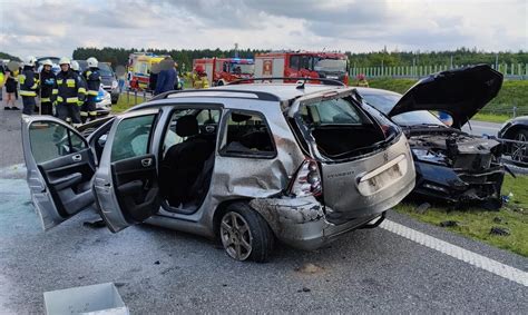 Uszkodzone samochody osobowe po wypadku na autostradzie A4