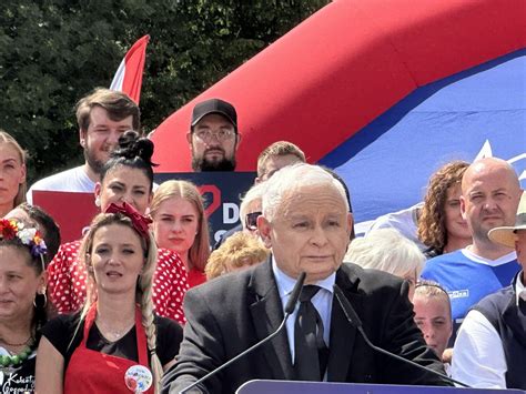 Jarosław Kaczyński przemawiający na pikniku rodzinnym PiS w Zbuczynie