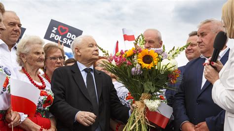 Tłum na pikniku PiS słuchający wystąpienia Jarosława Kaczyńskiego