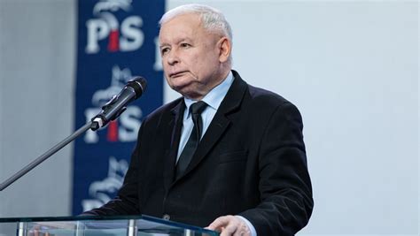 Zdjęcie Jarosława Kaczyńskiego w hełmie strażackim