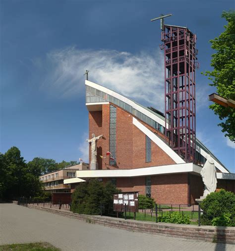 Widok z lotu ptaka na kościół Najświętszego Serca Jezusowego w Lublinie, pokazujący jego rozmiar i otoczenie.