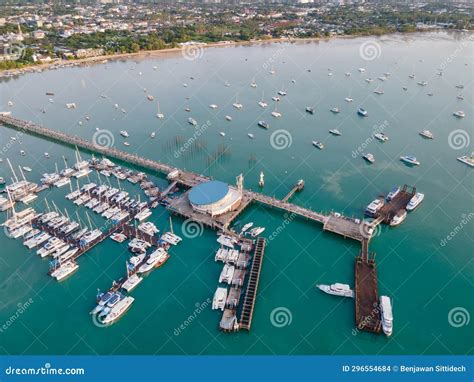 Zdjęcie spalonego portu Chalong Pier w Phuket z widocznymi zniszczonymi łodziami turystycznymi