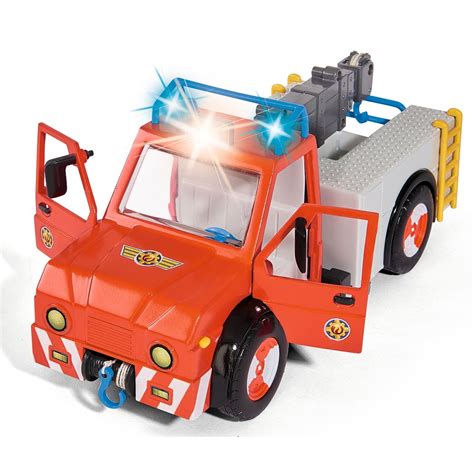 Ilustracja interaktywnego wozu strażackiego Smiki z figurką strażaka, emitującego światła i dźwięki.