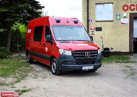 Zdjęcie współczesnej remizy OSP Łubowo z samochodem Mercedes-Benz Sprinter