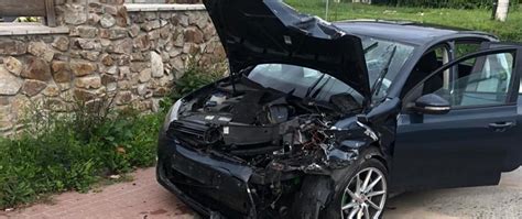 Zniszczony samochód osobowy po pożarze