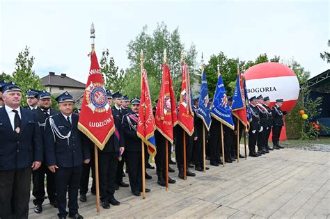 Zdjęcie nowego sztandaru OSP Wierzbka z odznaczeniem 