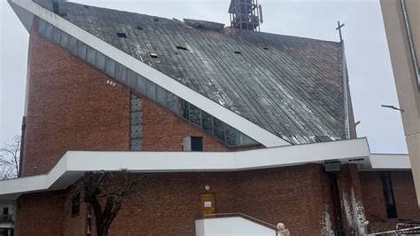 Uszkodzony dach kościoła po pożarze w Lublinie